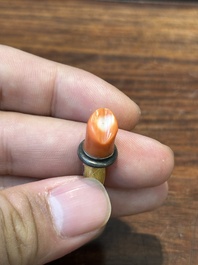 Zeven gevarieerde Chinese snuifflessen in edelsteen, bloedkoraal, glas en barnsteen, 19e eeuw
