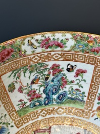 Een Chinese Canton famille rose kom en een flesvormige dekselvaas, 19e eeuw