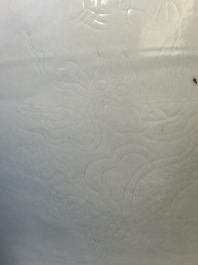 Een Chinese monochrome wit geglazuurde 'meiping' vaas met anhua drakendecor, 19e eeuw