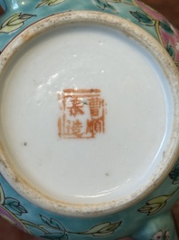 Een Chinese famille rose theepot voor de Straits of Peranakan markt, 19e eeuw