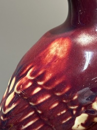 Paire de mod&egrave;les de paons en porcelaine de Chine &agrave; &eacute;mail flamb&eacute; sur socles en bois, 19&egrave;me
