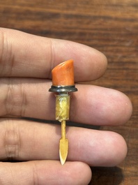 Zeven gevarieerde Chinese snuifflessen in edelsteen, bloedkoraal, glas en barnsteen, 19e eeuw