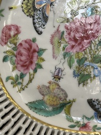 Drie ovale opengewerkte Chinese Canton famille rose schotels met bloemen, vlinders en waterdieren, 19e eeuw