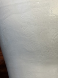 Een Chinese monochrome wit geglazuurde 'meiping' vaas met anhua drakendecor, 19e eeuw