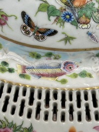Drie ovale opengewerkte Chinese Canton famille rose schotels met bloemen, vlinders en waterdieren, 19e eeuw