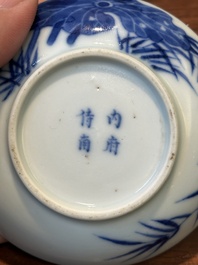 Een Chinese blauw-witte 'Bleu de Hue' schotel voor de Vietnamese markt, nội phủ thị nam 內府侍南 merk, 18e eeuw