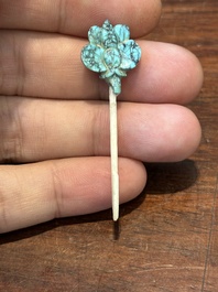 Zeven gevarieerde Chinese snuifflessen in edelsteen, bloedkoraal, glas en barnsteen, 19e eeuw