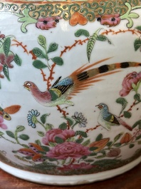 Een Chinese Canton famille rose kom en een flesvormige dekselvaas, 19e eeuw