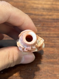 Zeven gevarieerde Chinese snuifflessen in edelsteen, bloedkoraal, glas en barnsteen, 19e eeuw