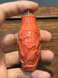Zeven gevarieerde Chinese snuifflessen in edelsteen, bloedkoraal, glas en barnsteen, 19e eeuw