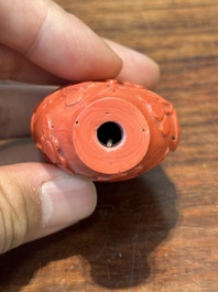 Zeven gevarieerde Chinese snuifflessen in edelsteen, bloedkoraal, glas en barnsteen, 19e eeuw