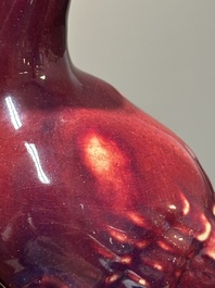 Paire de mod&egrave;les de paons en porcelaine de Chine &agrave; &eacute;mail flamb&eacute; sur socles en bois, 19&egrave;me