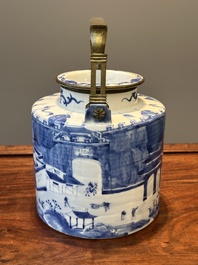 Een Chinese blauw-witte theepot met landschapsdecor en een schotel met kostbaarheden, 19e eeuw