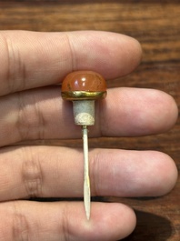 Zeven gevarieerde Chinese snuifflessen in edelsteen, bloedkoraal, glas en barnsteen, 19e eeuw