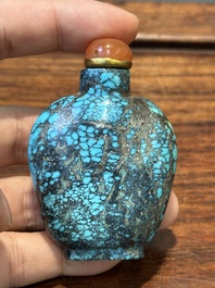 Zeven gevarieerde Chinese snuifflessen in edelsteen, bloedkoraal, glas en barnsteen, 19e eeuw