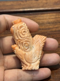 Zeven gevarieerde Chinese snuifflessen in edelsteen, bloedkoraal, glas en barnsteen, 19e eeuw