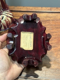Paire de mod&egrave;les de paons en porcelaine de Chine &agrave; &eacute;mail flamb&eacute; sur socles en bois, 19&egrave;me