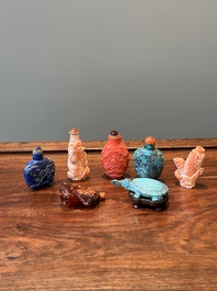 Zeven gevarieerde Chinese snuifflessen in edelsteen, bloedkoraal, glas en barnsteen, 19e eeuw