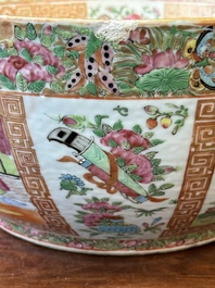 Een Chinese Canton famille rose kom en een flesvormige dekselvaas, 19e eeuw