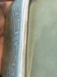 Een vierkante Chinese monochrome celadon geglazuurde kom met verguld drakendecor, Daoguang merk en periode