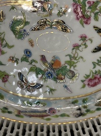 Drie ovale opengewerkte Chinese Canton famille rose schotels met bloemen, vlinders en waterdieren, 19e eeuw