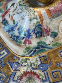 Een paar 'CSM' gemonogrammeerde Chinese famille rose dekselterrines, Jiaqing