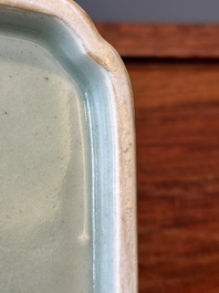 Een vierkante Chinese monochrome celadon geglazuurde kom met verguld drakendecor, Daoguang merk en periode
