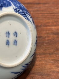 Een Chinese blauw-witte 'Bleu de Hue' schotel voor de Vietnamese markt, nội phủ thị nam 內府侍南 merk, 18e eeuw