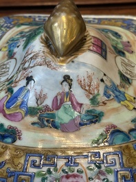 Een paar 'CSM' gemonogrammeerde Chinese famille rose dekselterrines, Jiaqing