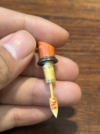 Zeven gevarieerde Chinese snuifflessen in edelsteen, bloedkoraal, glas en barnsteen, 19e eeuw