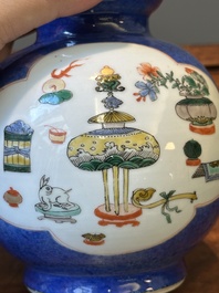 Paire de vases de forme triple gourde en porcelaine de Chine famille verte &agrave; fond bleu poudr&eacute; &agrave; d&eacute;cor d'antiquit&eacute;s, Kangxi