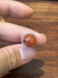Zeven gevarieerde Chinese snuifflessen in edelsteen, bloedkoraal, glas en barnsteen, 19e eeuw