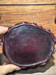 Paire de mod&egrave;les de paons en porcelaine de Chine &agrave; &eacute;mail flamb&eacute; sur socles en bois, 19&egrave;me