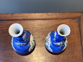 Paire de vases de forme triple gourde en porcelaine de Chine famille verte &agrave; fond bleu poudr&eacute; &agrave; d&eacute;cor d'antiquit&eacute;s, Kangxi