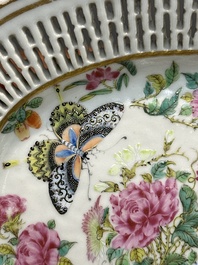 Drie ovale opengewerkte Chinese Canton famille rose schotels met bloemen, vlinders en waterdieren, 19e eeuw
