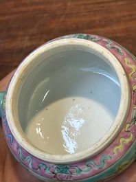 Een Chinese famille rose theepot voor de Straits of Peranakan markt, 19e eeuw