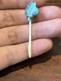 Zeven gevarieerde Chinese snuifflessen in edelsteen, bloedkoraal, glas en barnsteen, 19e eeuw