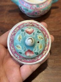 Een Chinese famille rose theepot voor de Straits of Peranakan markt, 19e eeuw