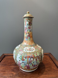 Een Chinese Canton famille rose kom en een flesvormige dekselvaas, 19e eeuw