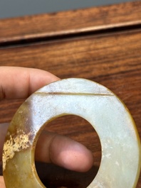Een Chinese celadon en roodbruine jade 'bi' schijf, wellicht Han
