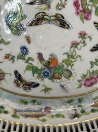 Drie ovale opengewerkte Chinese Canton famille rose schotels met bloemen, vlinders en waterdieren, 19e eeuw