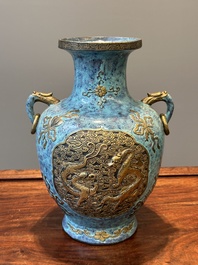 Vase de forme 'hu' en porcelaine de Chine aux &eacute;maux imitant le bronze et 'robin's egg', marque de Qianlong, 19&egrave;me