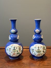 Paire de vases de forme triple gourde en porcelaine de Chine famille verte &agrave; fond bleu poudr&eacute; &agrave; d&eacute;cor d'antiquit&eacute;s, Kangxi