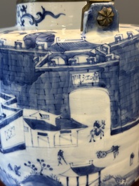 Een Chinese blauw-witte theepot met landschapsdecor en een schotel met kostbaarheden, 19e eeuw