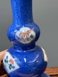 Paire de vases de forme triple gourde en porcelaine de Chine famille verte &agrave; fond bleu poudr&eacute; &agrave; d&eacute;cor d'antiquit&eacute;s, Kangxi