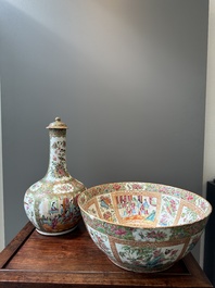 Een Chinese Canton famille rose kom en een flesvormige dekselvaas, 19e eeuw