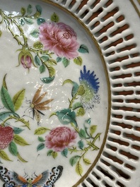 Drie ovale opengewerkte Chinese Canton famille rose schotels met bloemen, vlinders en waterdieren, 19e eeuw