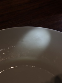 Assiette en porcelaine de Chine en blanc monochrome &agrave; d&eacute;cor de dragon incis&eacute;, 18&egrave;me