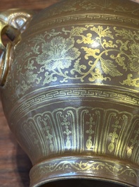 Een Chinese bruin geglazuurde 'hu' vaas met verguld bloemslinger decor, Jiaqing merk en periode