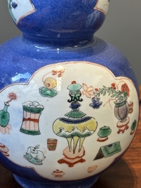 Paire de vases de forme triple gourde en porcelaine de Chine famille verte &agrave; fond bleu poudr&eacute; &agrave; d&eacute;cor d'antiquit&eacute;s, Kangxi